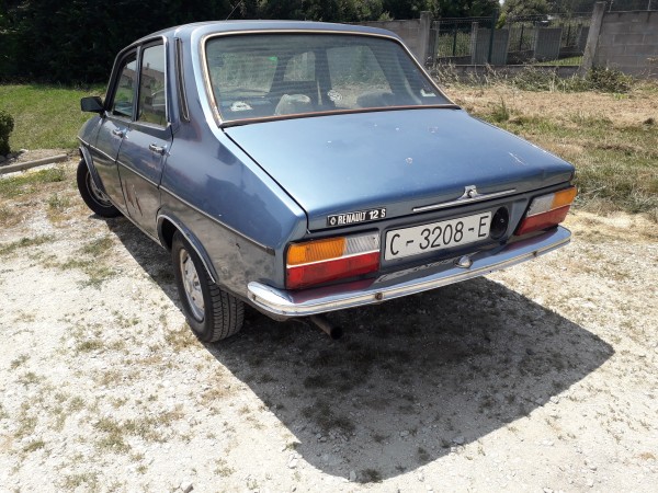 20190705_151958.jpg (4.49 MiB) Visto 3559 veces La trasera moderna delata que en su día se la cambiaron por algun golpe y por eso está tan podre el coche, porque está reparado por todos lados y donde soldaron seguro que no protegieron y el oxido pasó factura años después