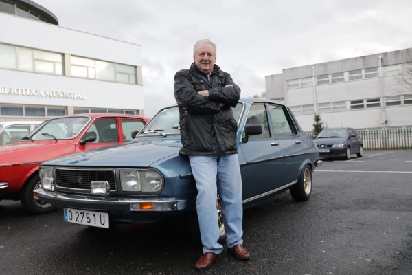 Don Pablo posando con su maquina en el parking de la cervecería M3 de A Laracha donde comimos