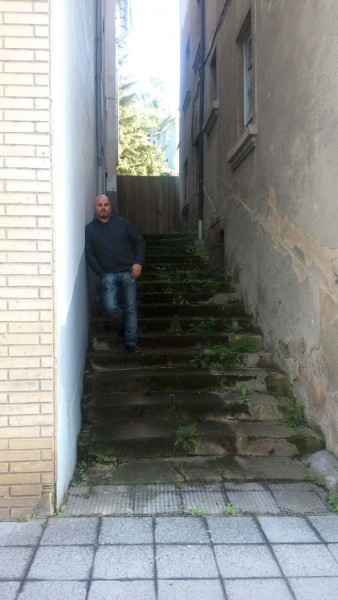 Todos los años nos damos un paseito el domingo por la mañana temprano por el pueblo mi mujer y yo, subí estas escaleras para mirar si arriva había algun r12 abandonado, pero lo unico que estaba un poco abandonado eran las escaleras. Cualquier sitio es bueno para llevarse un recuerdo en forma de foto.