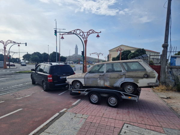 Saliendo de su guarida con la torre de hércules al fondo