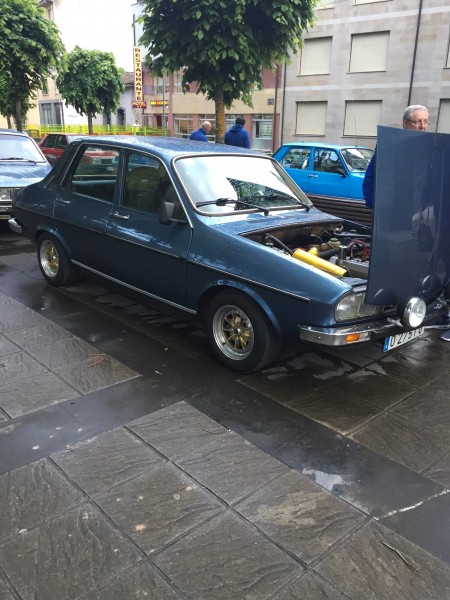 IMG_2223.JPG (2.09 MiB) Visto 3922 veces Y como no podía faltar capó abierto