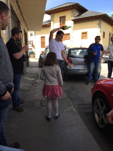 IMG_2329.JPG (1.9 MiB) Visto 3922 veces Mientras esperábamos a entrar a la visita se han puesto a disfrutar de una sidra bien escanciada por nuestro querido amigo Ramón