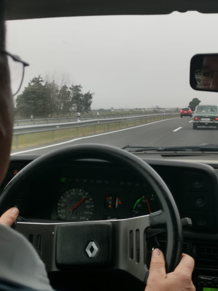 Pero para velocidad la que traen El Tano con su renault fuego persiguiendo el R12 S de Sorín