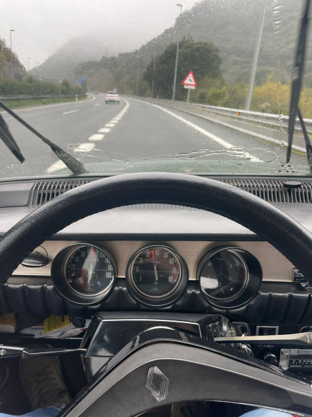 Desde Bilbao con un poco de lluvia en su R12 S verde