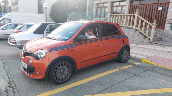 Carlos KamicaceR12 y Sebas que en esta ocasión acudieron con un twingo RS ya que el R12 de Carlos no está operativo