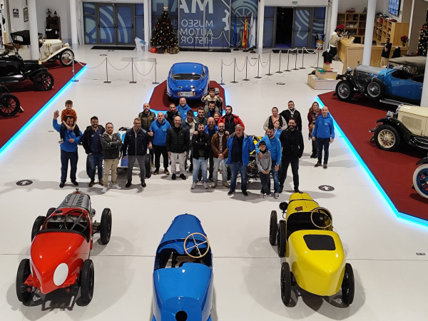 Foto de grupo dentro del museo