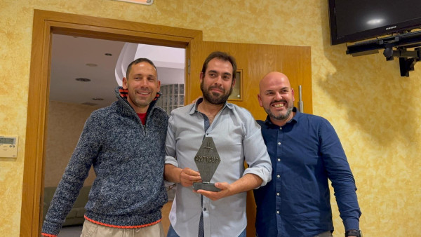 En esta ocasión fué a parar a manos de Alberto doblecuerpo, que desde Manzanares lió a su amigo José María Bellón para que se lo trajese al evento aunque fuese subido en plataforma por circunstancias especiales