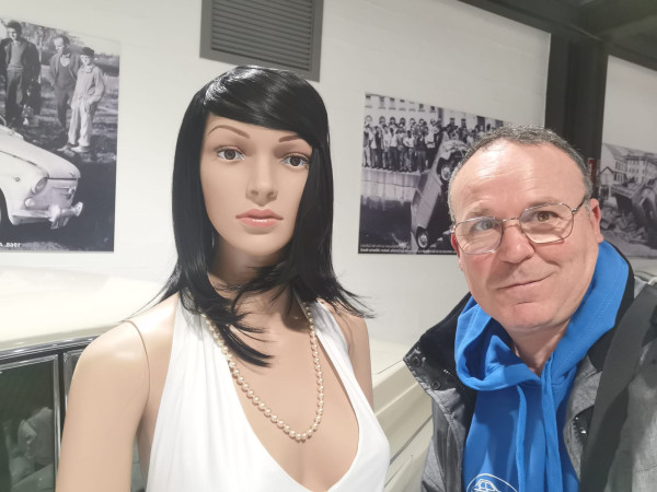 Manolo (El Tano) intentando ligar en el museo, pero ella era muy fría y poco habladora