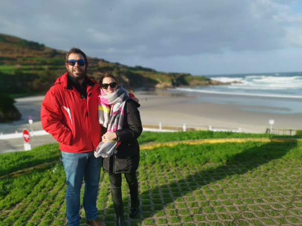 Alberto doblecuerpo y Maria Teresa posando en a praia das Salseiras (Caión)
