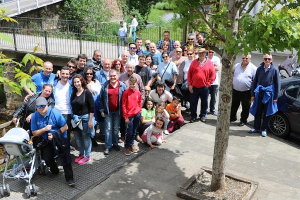 Foto de grupo al salir del museo del oro en Navelgas