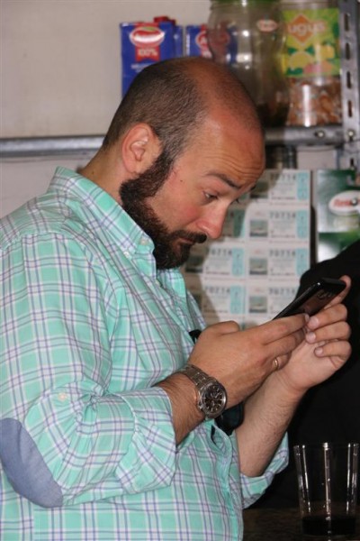 IMG_0264 (Large).JPG (74.38 KiB) Visto 4440 veces Mientras tanto al Marqués le debió entrar un whatsapp que lo dejó patidifuso.
