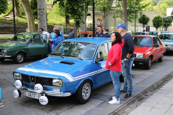 IMG_0201 (Large).JPG (159.23 KiB) Visto 3901 veces Dos moteros que en esta edición no pudieron asistir en moto por culpa de una indisposición del piloto. Se vieron obligados a dejar la Honda VFR en casa e ir en ese coche feo.