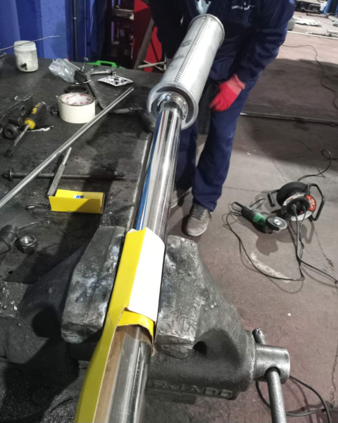En el banco de trabajo.No me gusto la soldadura y al final acabo en soldadura tig la cola.