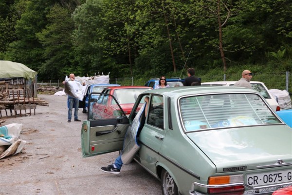 IMG_0301 (Large).JPG (150.38 KiB) Visto 3907 veces Pliegue masivo de parasoles antes de partir de Navelgas hacia Pola de Allande el domingo para la gran comilona.