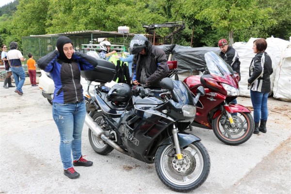 IMG_0298 (Large).JPG (184.5 KiB) Visto 4445 veces La suzuki de Alberto y Montse intentó amargarnos el finde, pero al final dimos con el problemilla y dejó de fallar para completar el camino de retorno como una campeona. Esperamos volver a verla por Pola en la cuarta kdd 2018. Jijiji