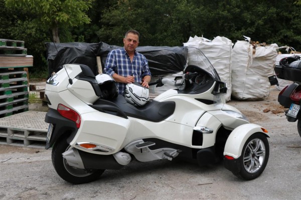 IMG_0297 (Large).JPG (134.72 KiB) Visto 3907 veces Esmorís con su futurista Can-am, si la pintase de color óxido parecería sacada de la película Mad Max. Aún así no pasa desapercibida, es toda una atracción verla pasar.