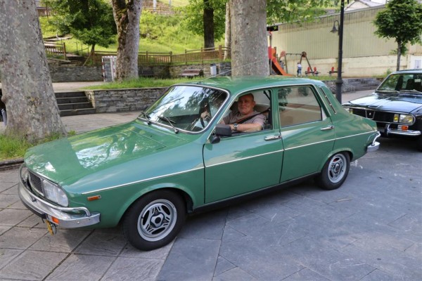 IMG_0215 (Large).JPG (141.99 KiB) Visto 3907 veces Santi e Isabel en su precioso y personalizado R12 TS