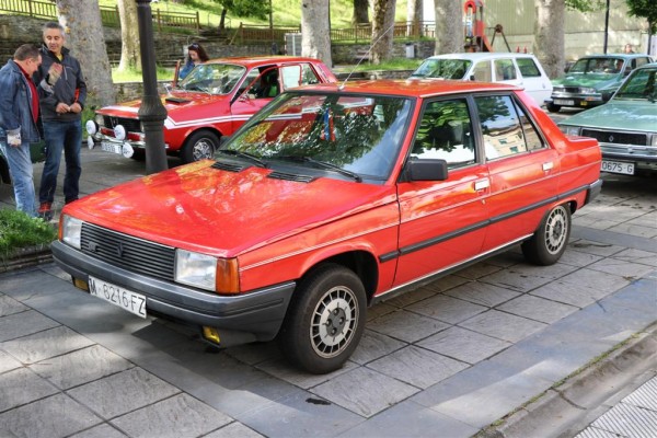 IMG_0207 (Large).JPG (163.19 KiB) Visto 3907 veces Con su mimado R9 tse su majestad exclmo sr Marqués de Leguineche acudía al evento acompañado en el asiento derecho por nuestra querida secretaria del club Mabel (piolín R7) estoy seguro que el camino se les hizo corto, buena maquina buena compañía y los km pasan que no te enteras.