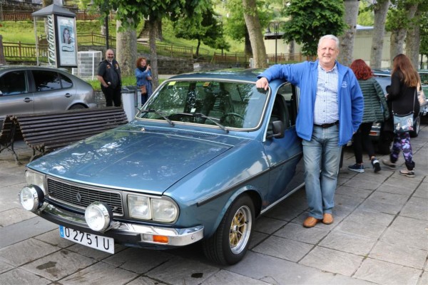 IMG_0224 (Large).JPG (154.1 KiB) Visto 3901 veces Nuestro anfitrión posando con orgullo junto a su máquina, y no es para menos. Espectacular como siempre el R12 TS. ( en este si que se puede aplicar lo de: "mecánica" y "confort")