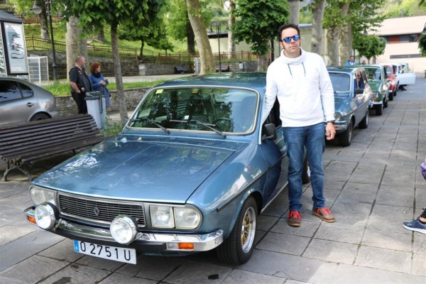 IMG_0222 (Large).JPG (152.79 KiB) Visto 4440 veces Luis (renault12s) urgando en el coche de Pablo , se vé que le gustan los TS, veremos lo que tarda en hacerse con uno. Jijiji