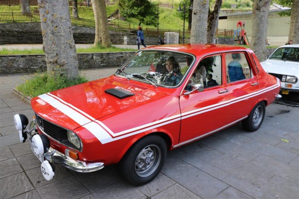 IMG_0217 (Large).JPG (153.33 KiB) Visto 3907 veces Otro que llama mucho la atención, el R12N de Ramón con su look gordini y sus preciosas llantas rostyle convertidas a steelies. Otro que hace girar cuellos allá por donde pasa.