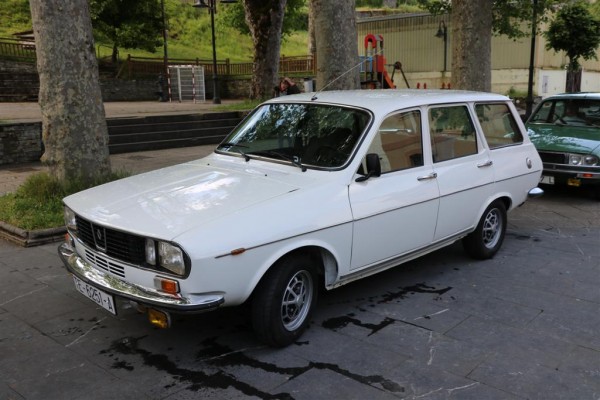 IMG_0216 (Large).JPG (117.91 KiB) Visto 3907 veces Teruel también existe, y aunque este preioso R12 S break de segunda serie ahora reside en Ponferrada bajo el techo de nuestro socio Luis Fierro, la matrícula delata cual fué su lugar de empadronamiento inicial. Sencillamente me encanta este coche.