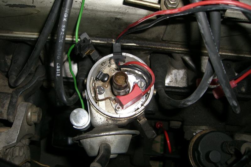 Con el sensor instalado, en el mismo sitio que los platinos.